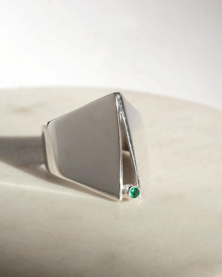 Bague Triangle en Argent 925 avec Pierre Verte – Élégance Géométrique pour Femme ✨