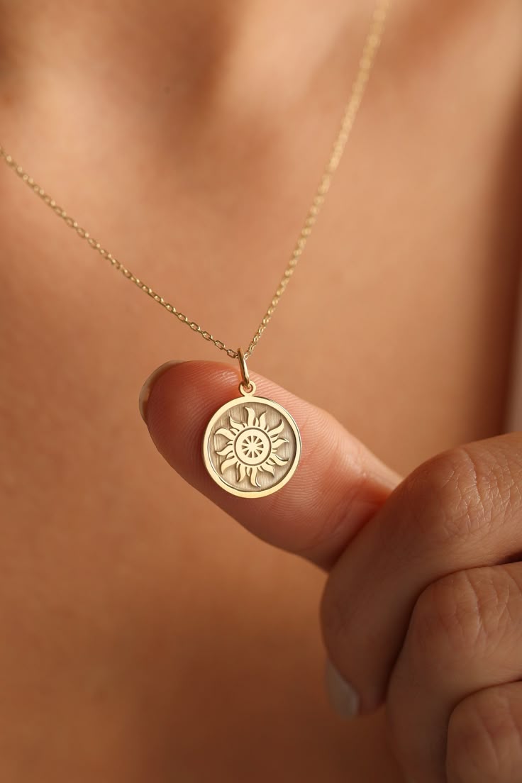 Collier Soleil en Cuivre pour Femme – Éclat et Mystère