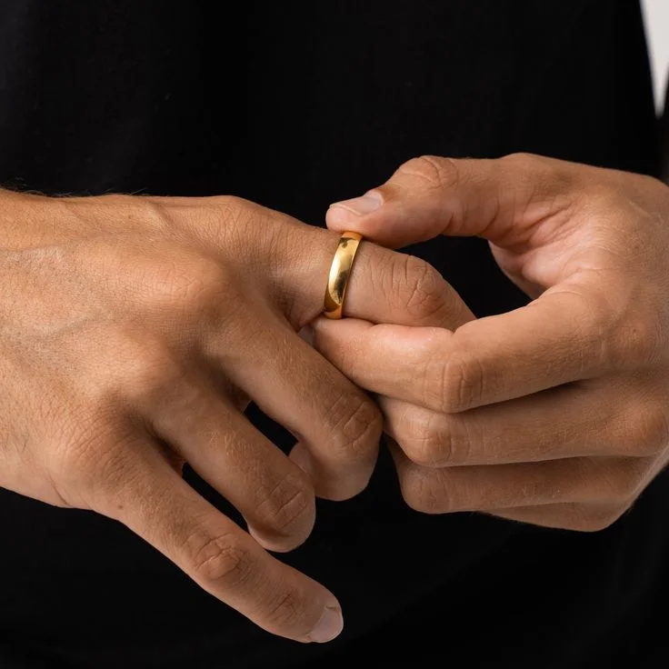 Découvrez notre pack élégant composé de deux bracelets et d’une bague en cuivre pur