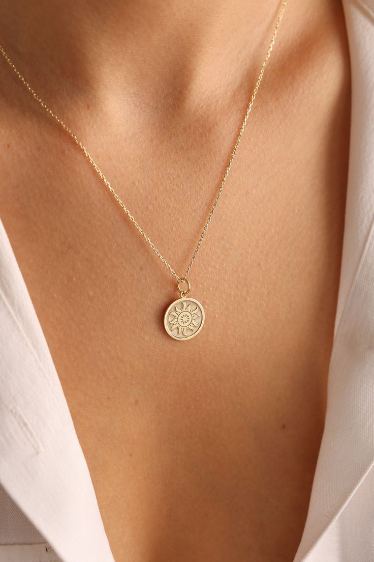 Collier Soleil en Cuivre pour Femme – Éclat et Mystère
