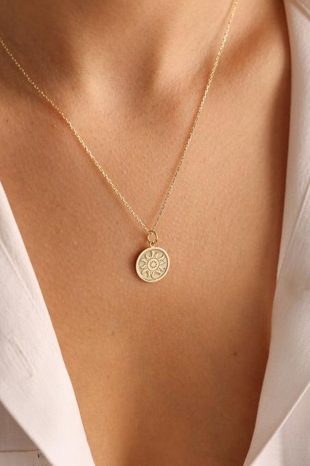 Collier Soleil en Cuivre pour Femme – Éclat et Mystère