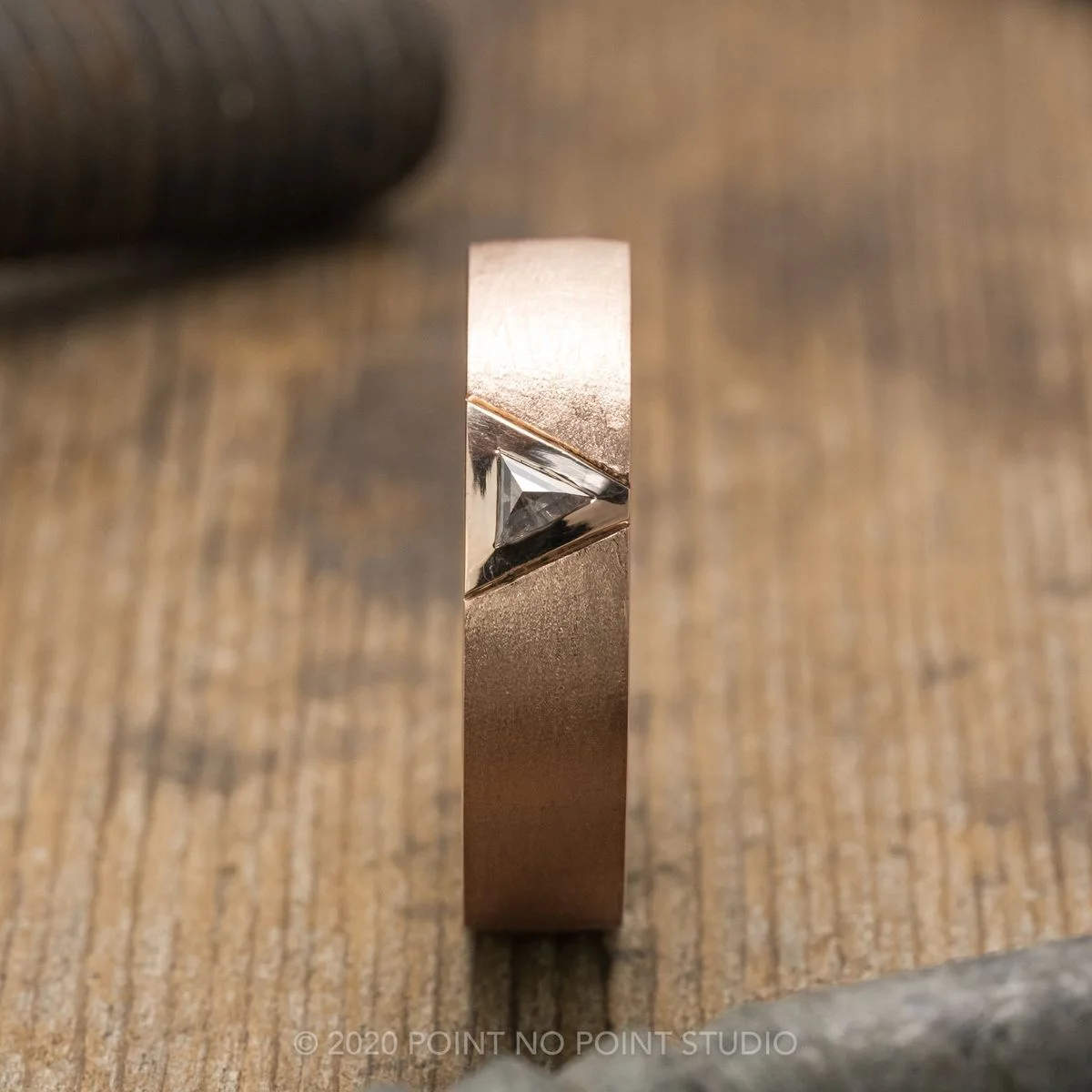 Bague élégante en cuivre avec pierre blanche triangulaire