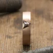 Bague élégante en cuivre avec pierre blanche triangulaire