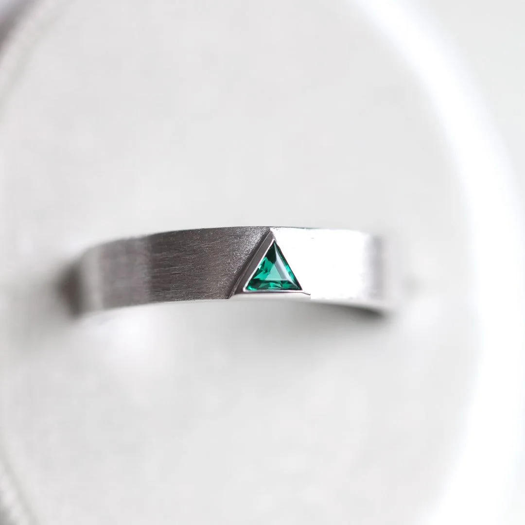 Bague élégante en argent avec pierre triangulaire bleue