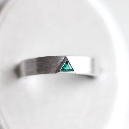 Bague élégante en argent avec pierre triangulaire bleue