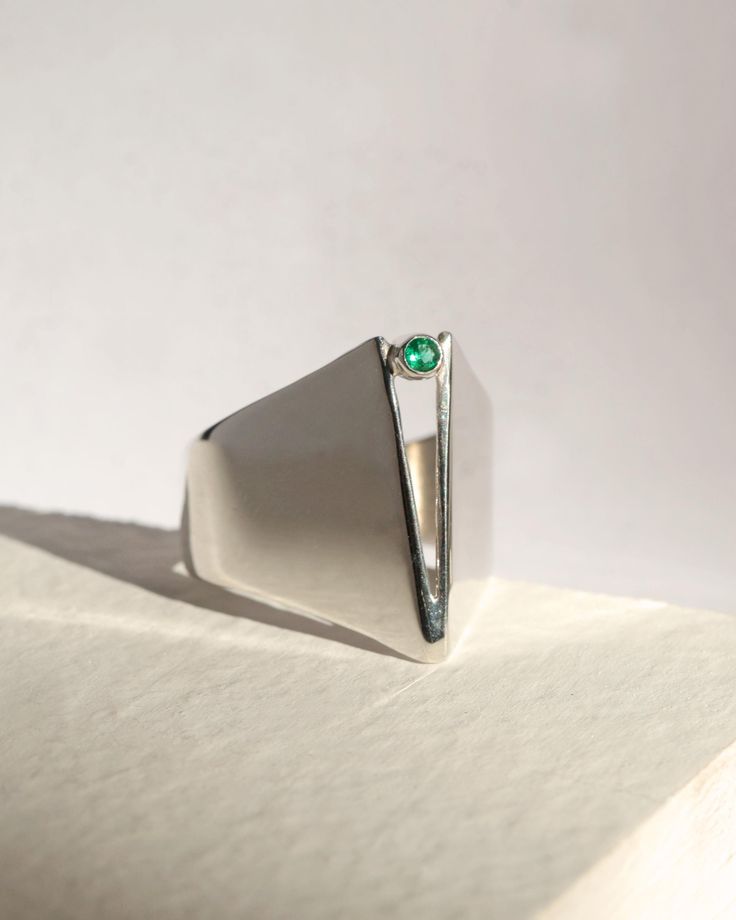 Bague Triangle en Argent 925 avec Pierre Verte – Élégance Géométrique pour Femme ✨
