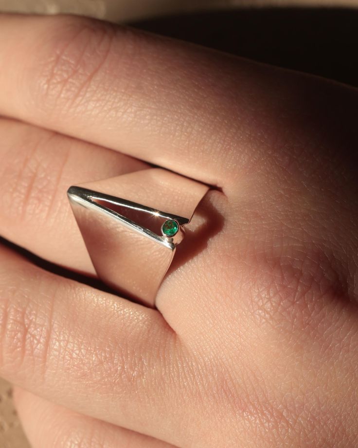 Bague Triangle en Argent 925 avec Pierre Verte – Élégance Géométrique pour Femme ✨