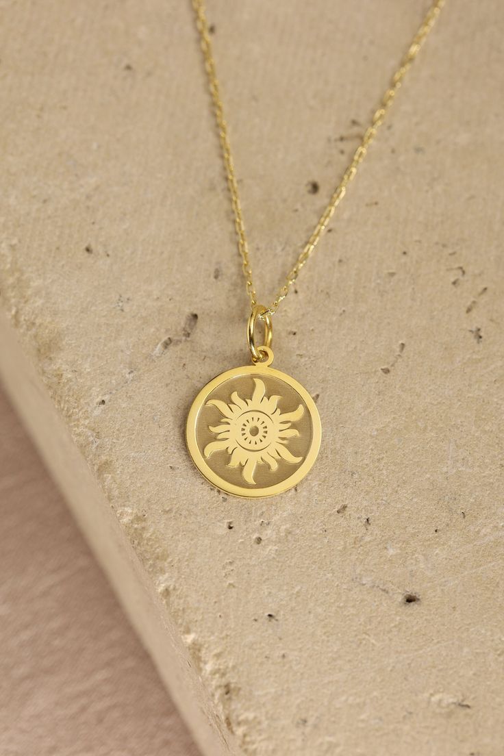 Collier Soleil en Cuivre pour Femme – Éclat et Mystère