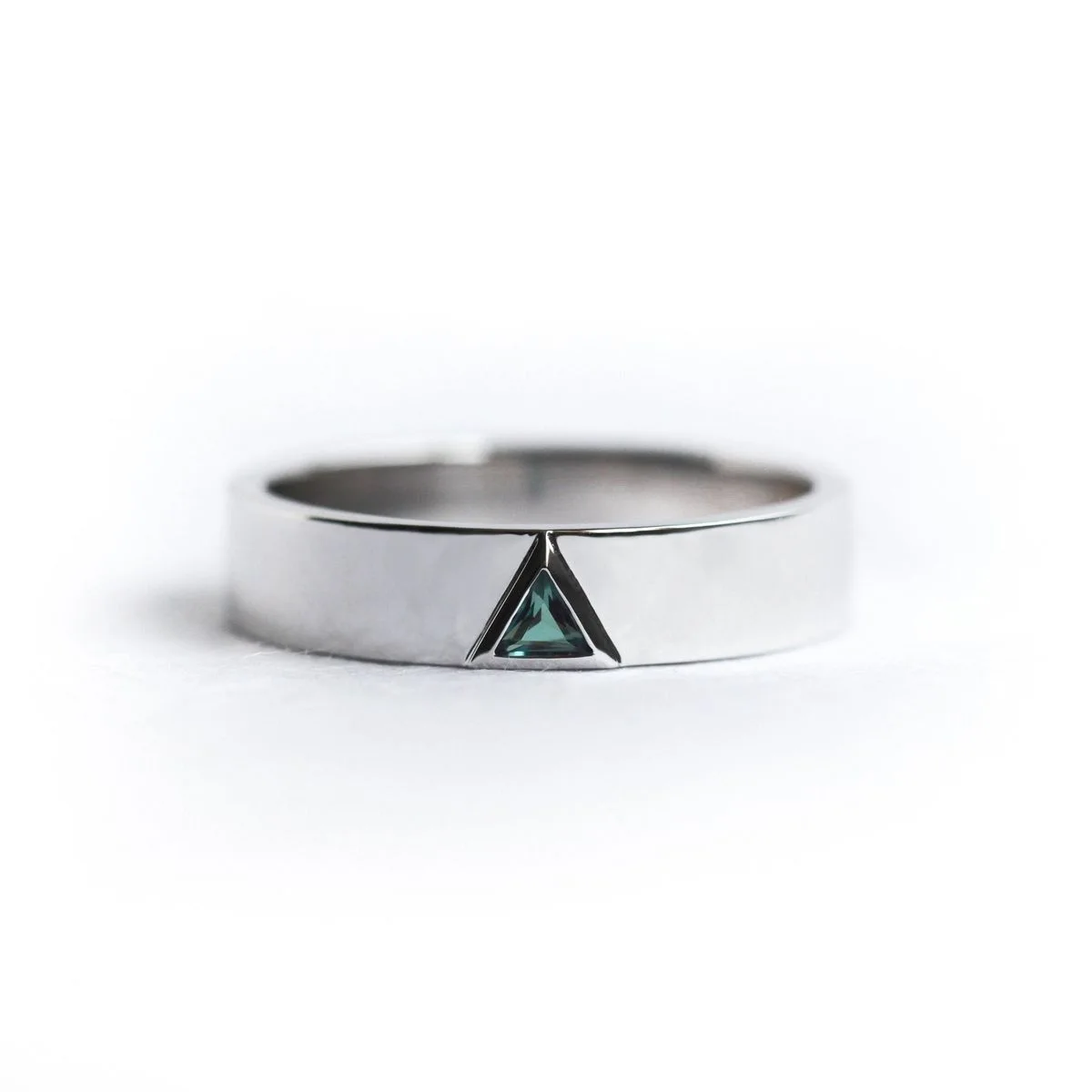 Bague élégante en argent avec pierre triangulaire bleue