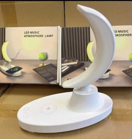 مصباح LED يعمل باللمس مع مكبر صوت بلوتوث وشحن لاسلكي ذكي بقوة 10 وات