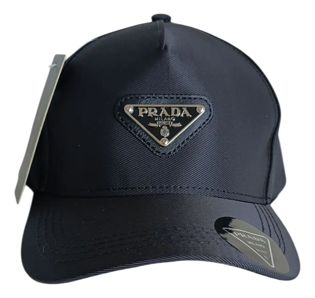 قبعة أنيقة بنقشة فاخرة