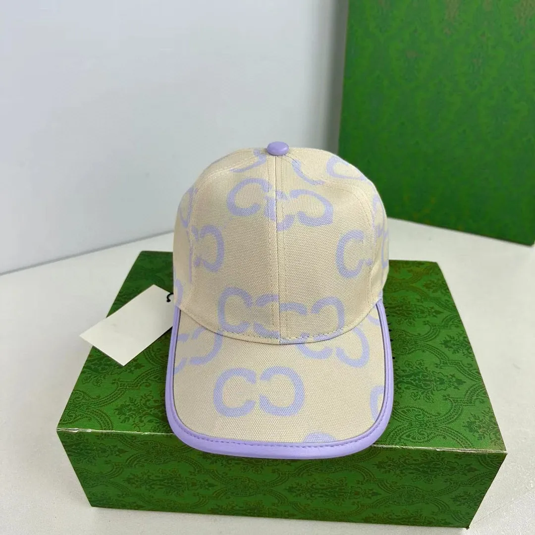 قبعة أنيقة بنقشة فاخرة