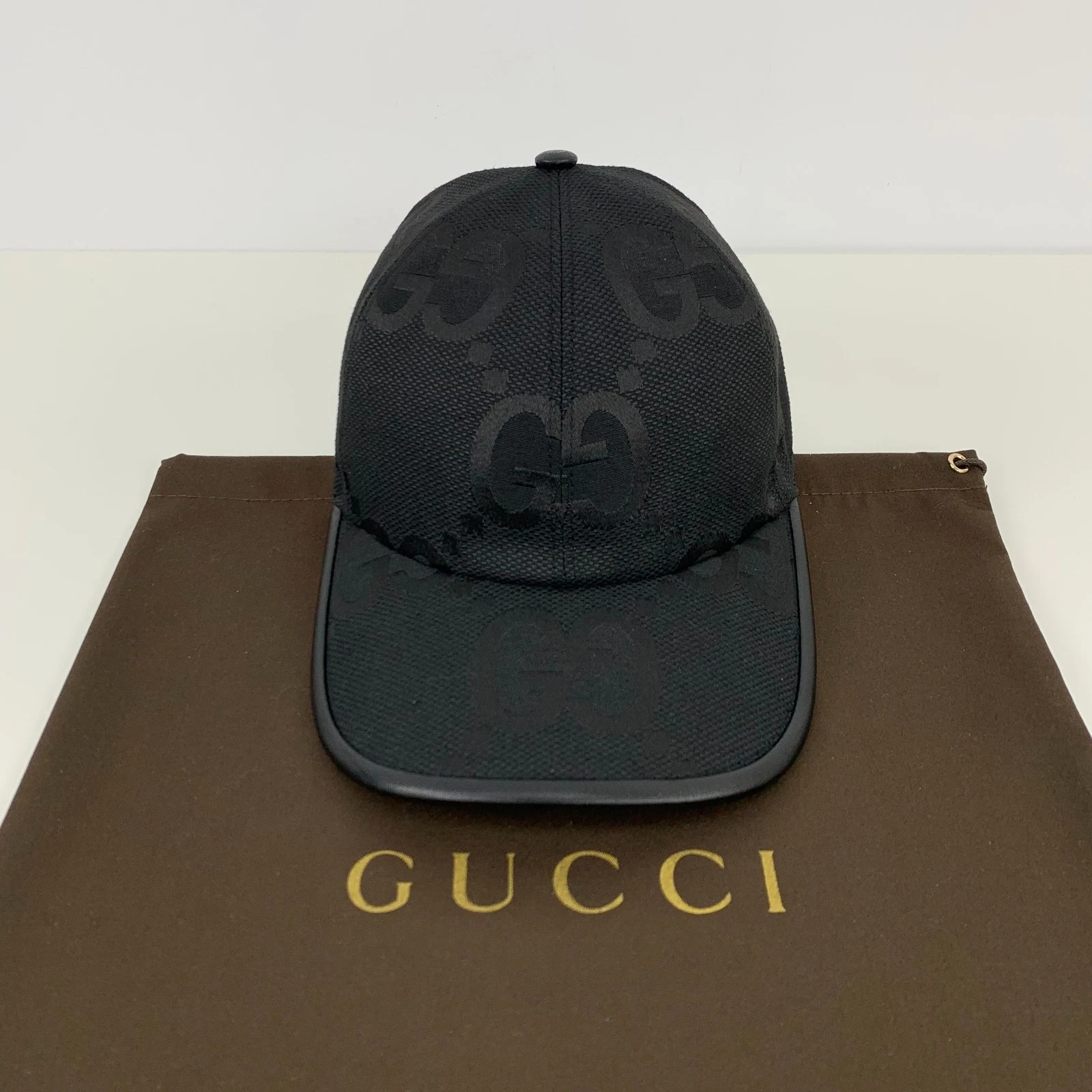 قبعة أنيقة بنقشة فاخرة