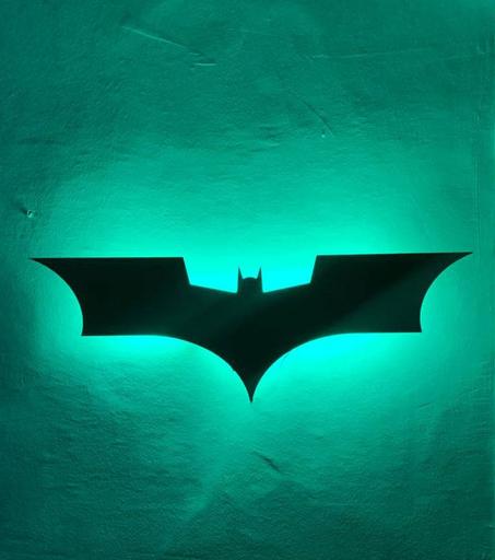 شعار batman بألوان الطيف المضيئة