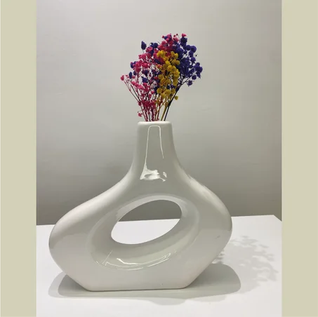 Vase Sculpture Moderne en Céramique – Création Artisanale Marocaine avec Ouverture Asymétrique