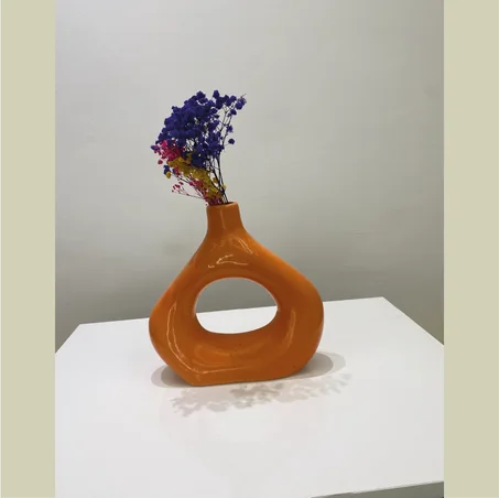 Vase Sculptural Moderne en Céramique – Design Artistique en Goutte Évidée, Fait Main au Maroc