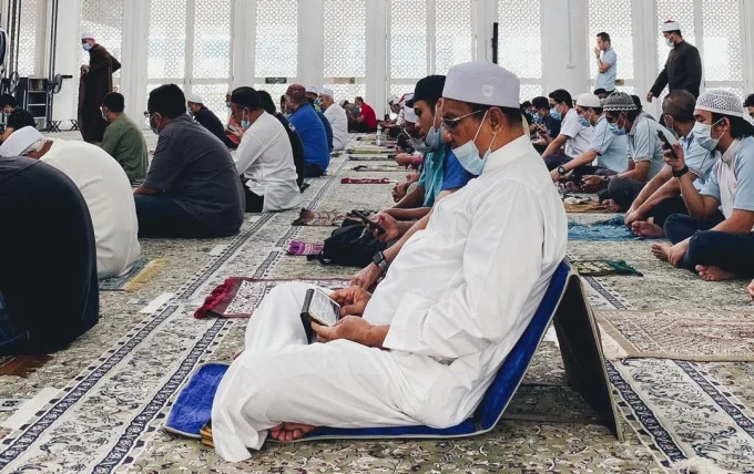 سجادة للصلاة ومسند للظهر