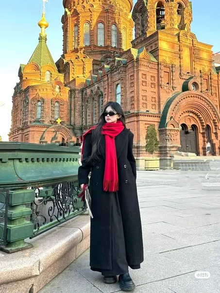 سكارف ميكاسا الأحمر الأكثر ضجة