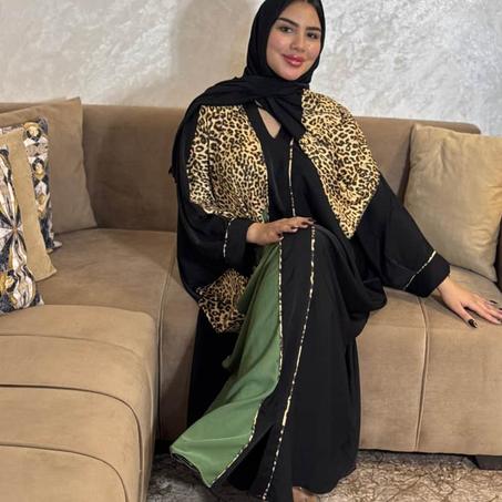 كوني نجمة⭐وسط عائلتك مع  عبايا+فولار متميزة تعكس الفخامة والأناقة في كل مناسبة🤩 سارعو بالطلب👇🏻قبل نفاذ الكمية⏳