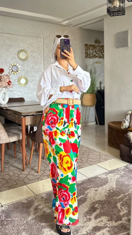 Ensemble Féminin : Chemise, Pantalon, Ceinture