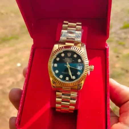 ساعة رولكس ذهبية للنساء – أناقة أنثوية ولمسة فخامة