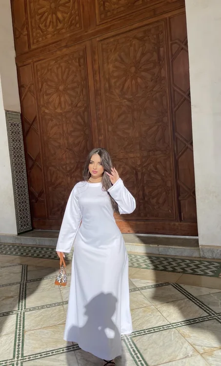 👗 فستان أنيق طويل بخصر مزين وثنيات راقية