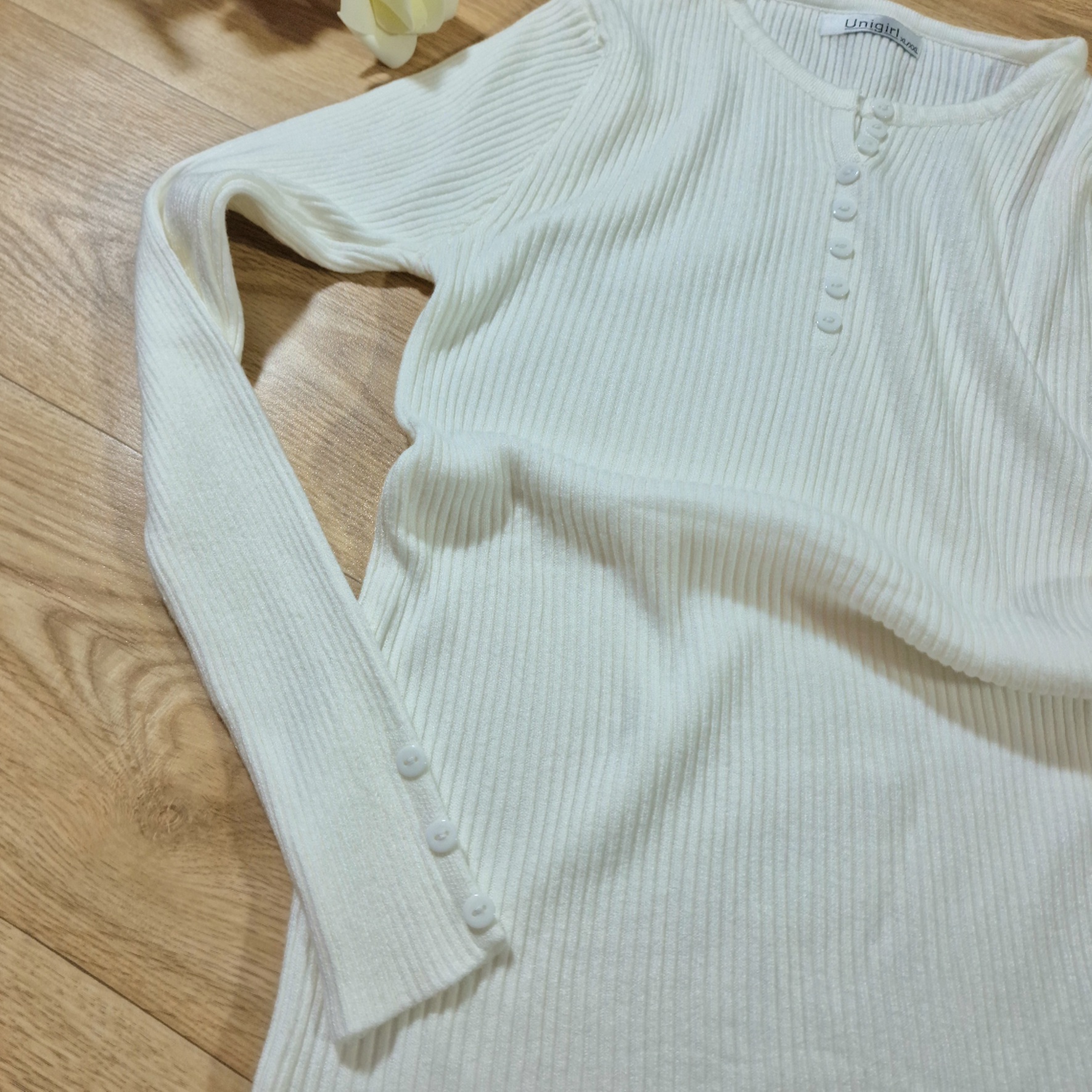 Pull Blanc Coton Élégant avec Détail au Col | راحة وأناقة يومية