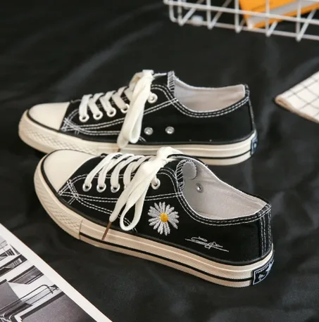 احصلي على حذاء نسائي يعزز جمال إطلالتك