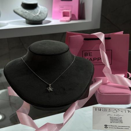 Collier Fleur en Argent avec Pendentif Éclatant