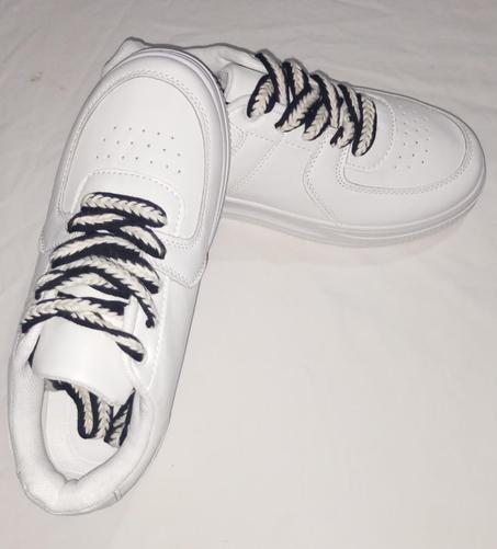 حذاء أبيض أنيق