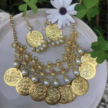 Collier et boucles d'oreilles traditionnelles