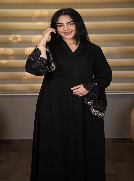 عباية وردة بأكمام دنتيل مطرزة