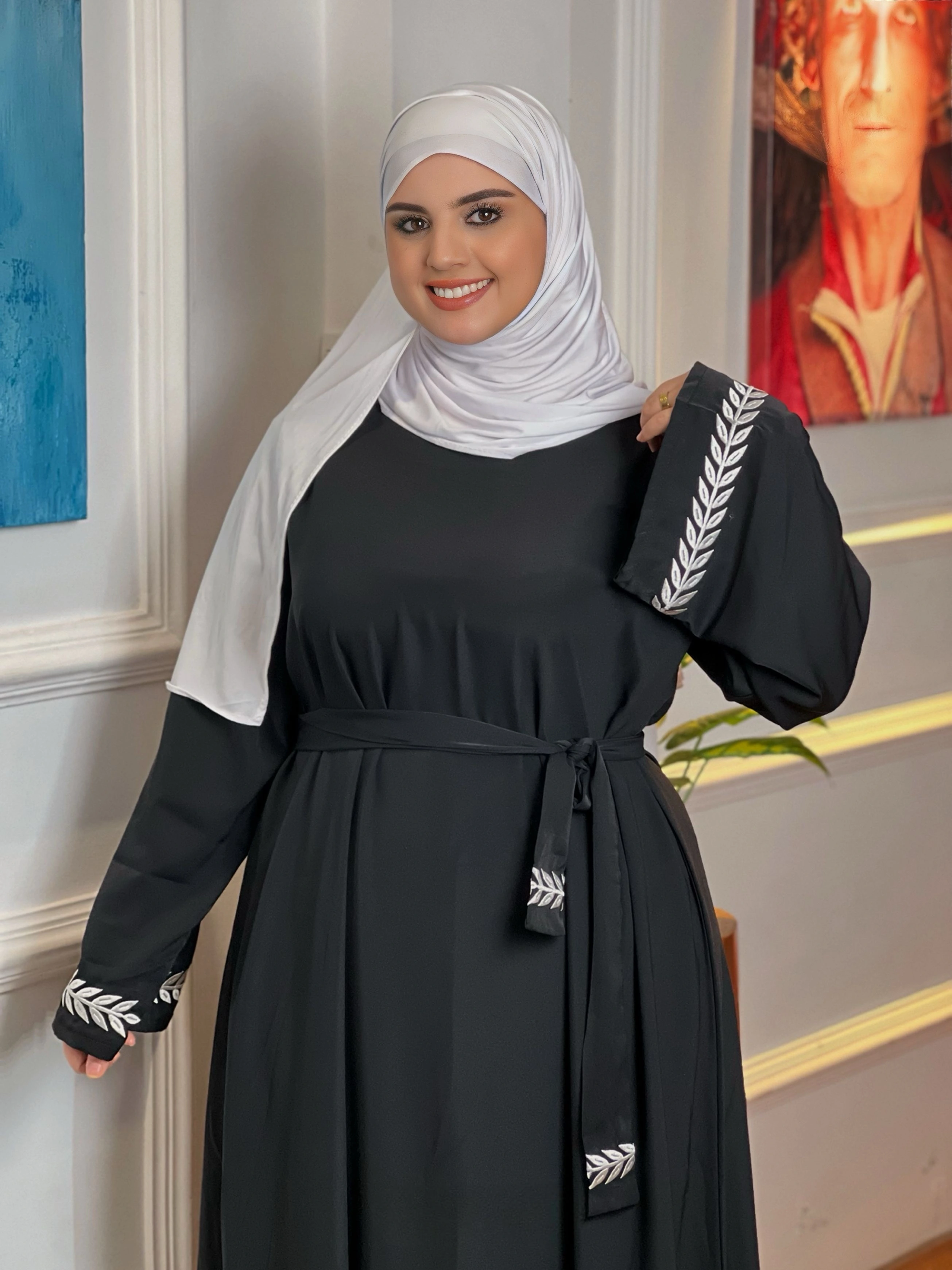 كسوة مطرزة فاخرة بحزام – موديل أنيق للمحتجبات وغير المحتجبات بألوان مشرقة وخامة كريب روزا كراماج 150 عالية الجودة