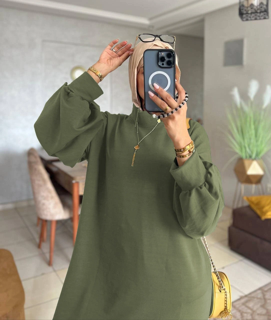 استمتعي بإطلالة راقية مع هذه الكسوة العصرية المصنوعة من قماش مونطوني تركي ناعم وفاخر. تصميمها يناسب النساء المحجبات وغير المحجبات، ويمنحكِ أناقة مميزة في المناسبات والخروجات على حد سواء. متوف