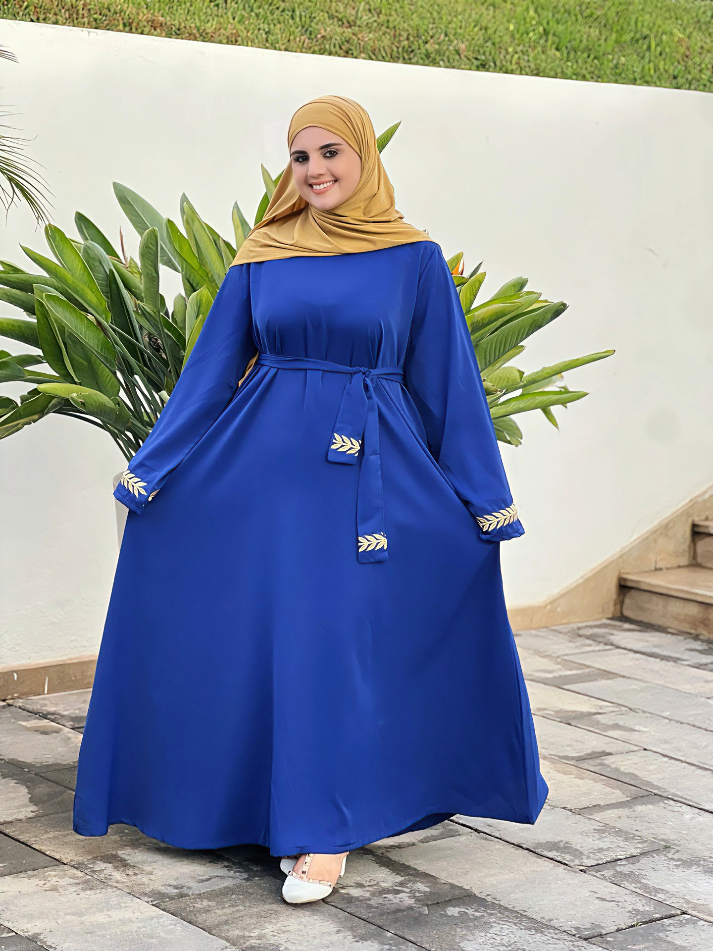 كسوة مطرزة فاخرة بحزام – موديل أنيق للمحتجبات وغير المحتجبات بألوان مشرقة وخامة كريب روزا كراماج 150 عالية الجودة