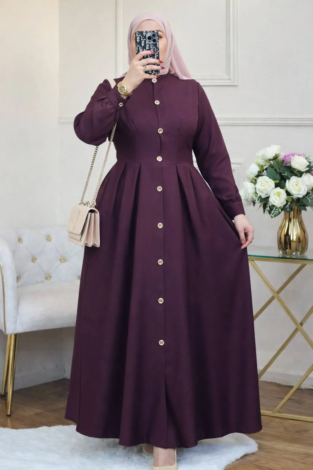عباءة نادين بالأزرار الذهبية