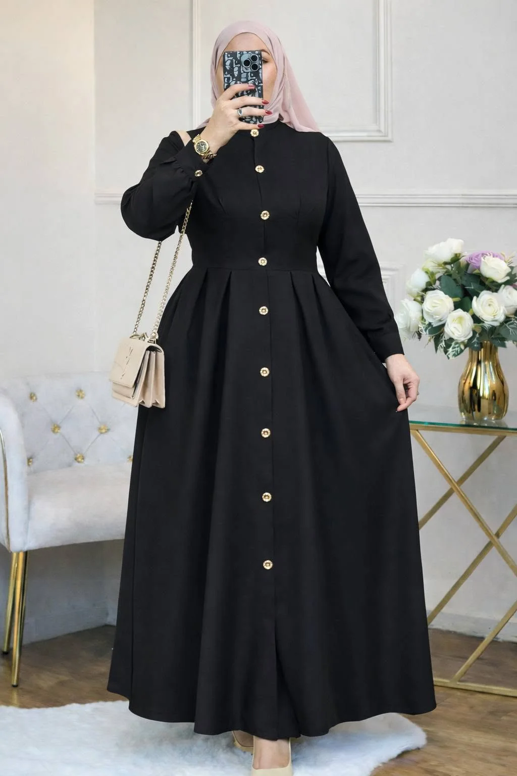 عباءة نادين بالأزرار الذهبية