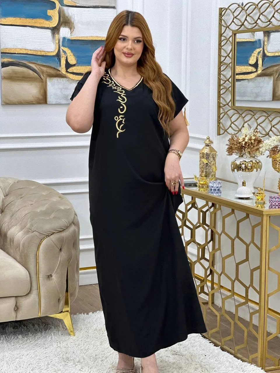 فستان ليالٍ بتطريز ذهبي