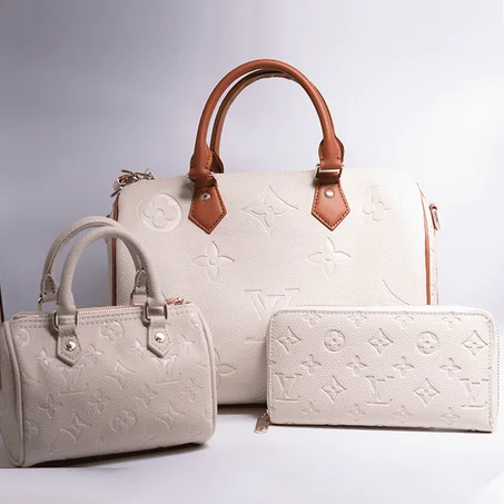 سيت حقائب ماركة فرنسي ( L V ) - حقيبة ماستر كبيرة مع حقيبة يد صغيرة و محفضة نقود وكارتات