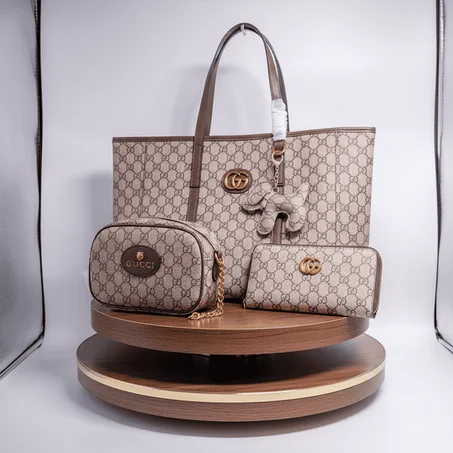 سيت حقائب ماركة فرنسي ( g u c c i ) - حقيبة ماستر كبيرة مع حقيبة يد صغيرة و محفضة نقود وكارتات