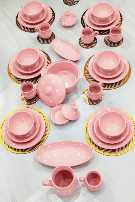 طقم فخار متكون من 33 قطة يدوية الصنع