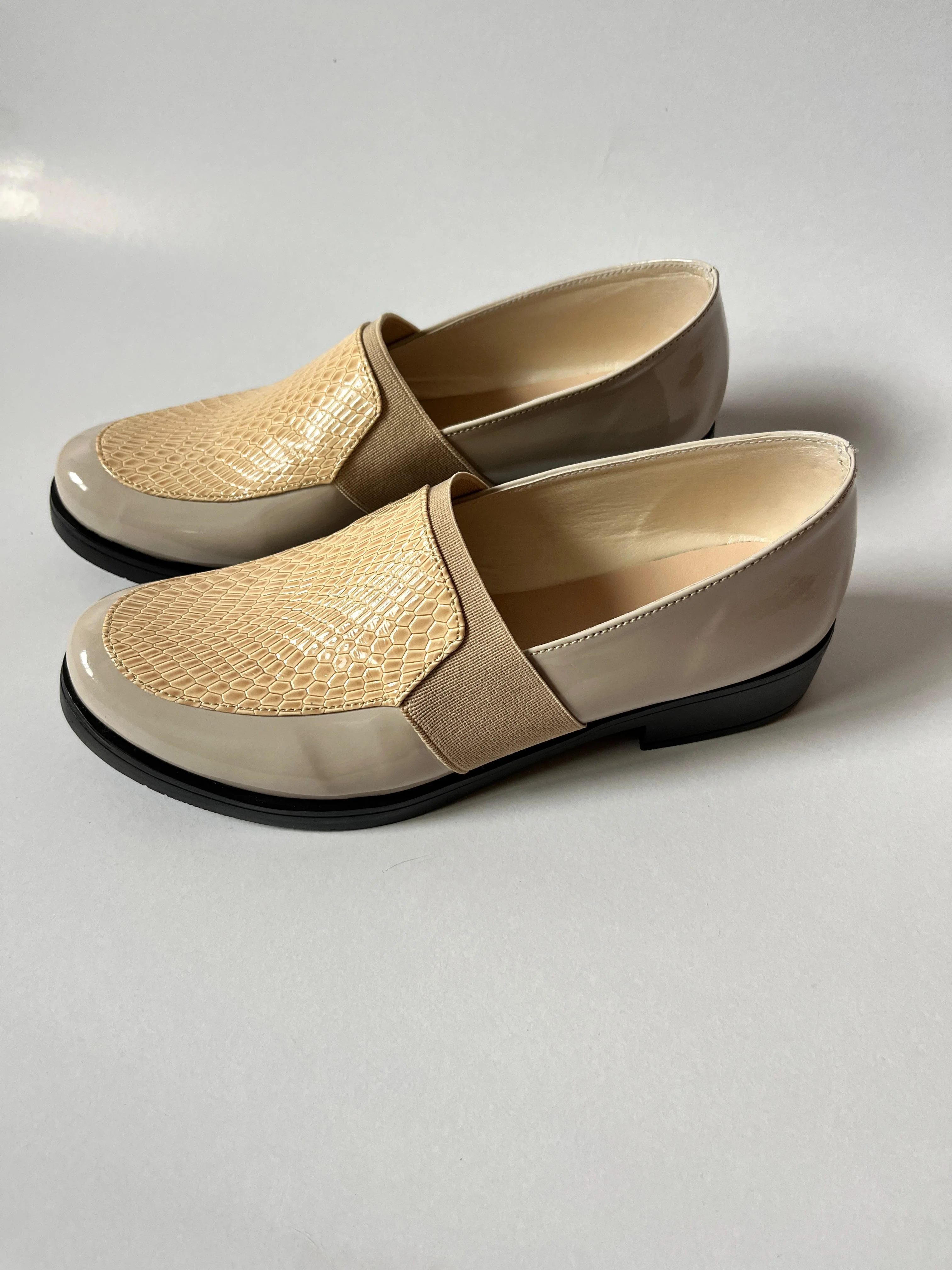 أحذية نسائيـــة جلدية فاخرة بتصميـــم أنيق ومــــريح