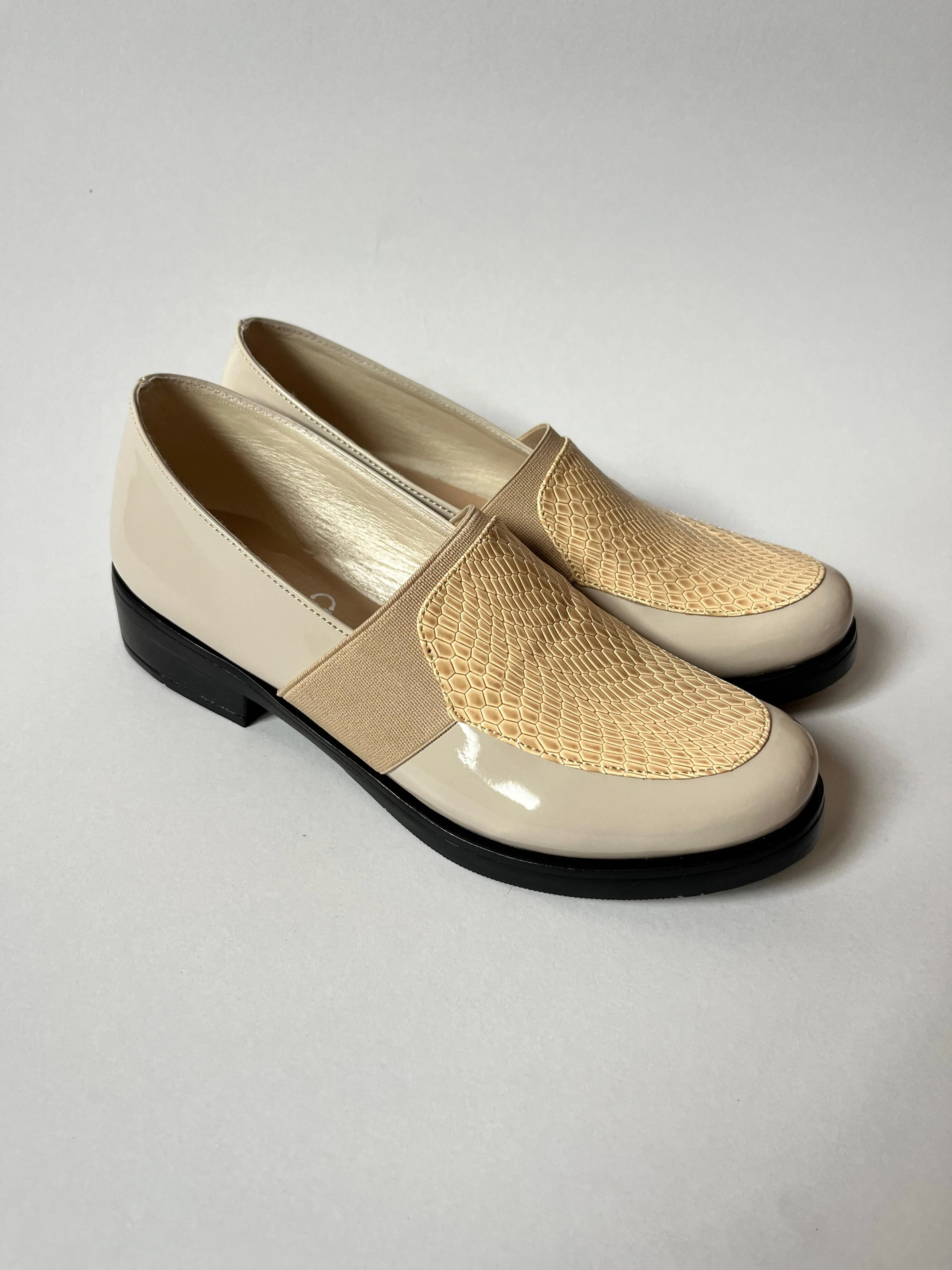 أحذية نسائيـــة جلدية فاخرة بتصميـــم أنيق ومــــريح