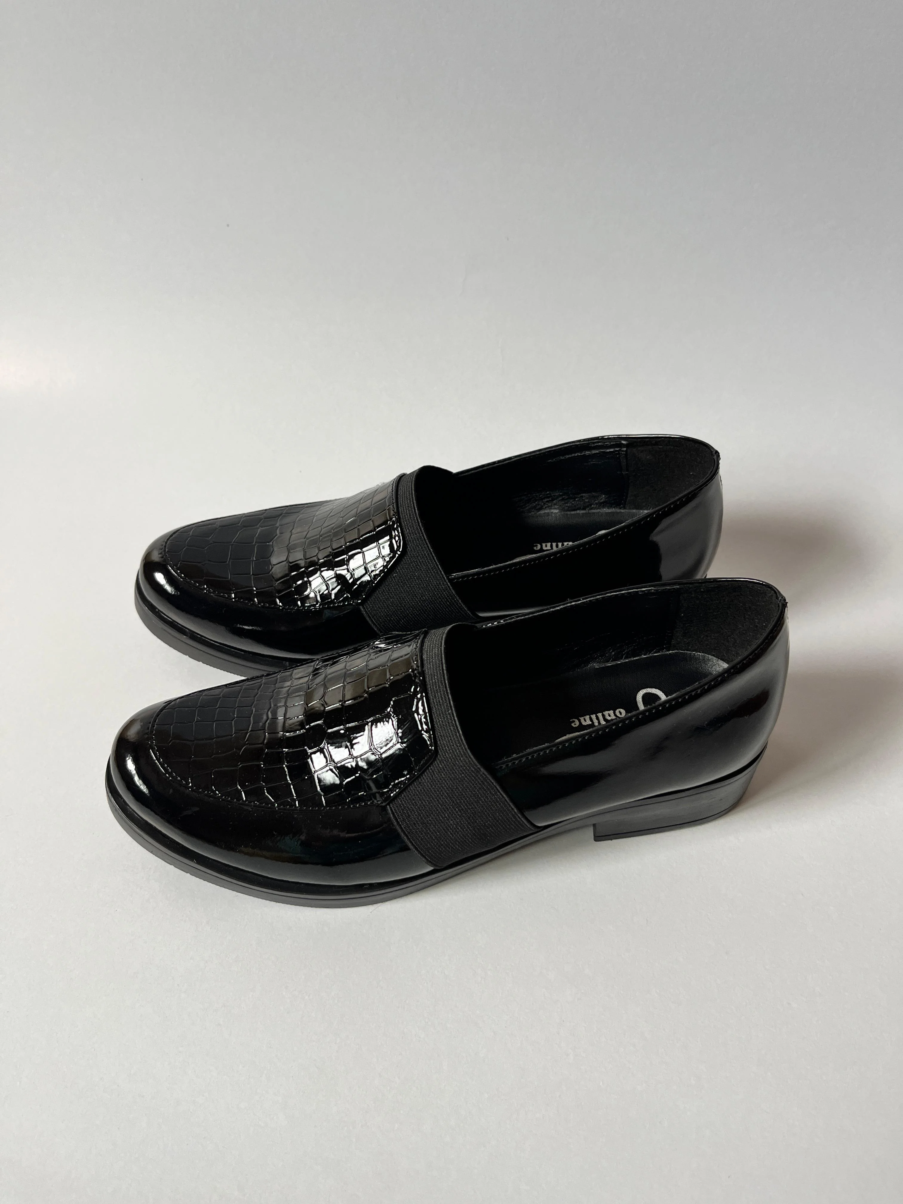 أحذية نسائيـــة جلدية فاخرة بتصميـــم أنيق ومــــريح