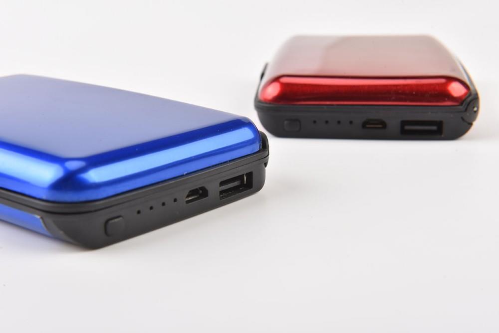 محفظة مزودة بباور بانك