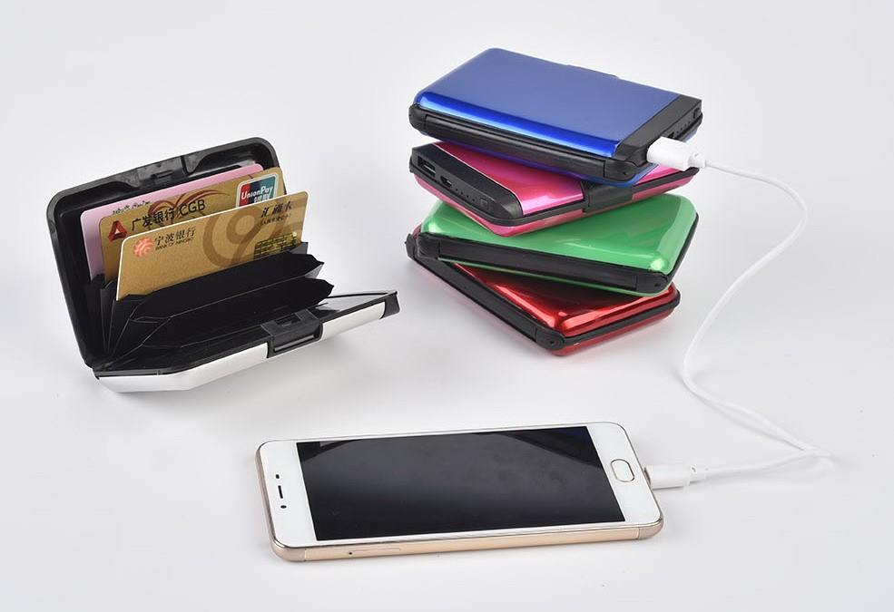 محفظة مزودة بباور بانك