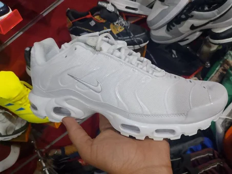 كوبرا في الابيض