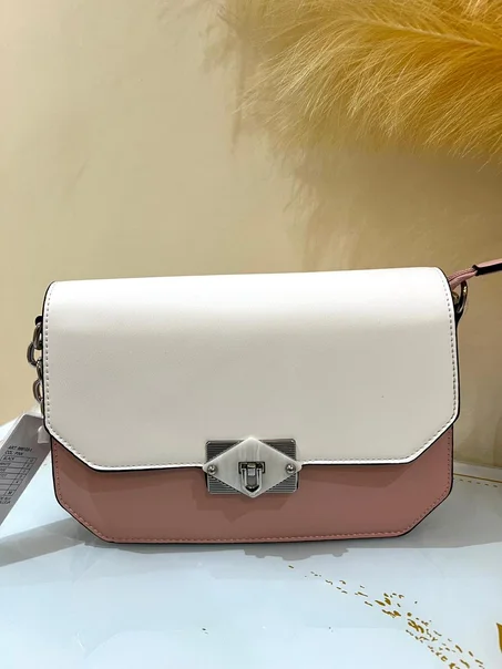 حقيبة نسائية بتصميم عصري