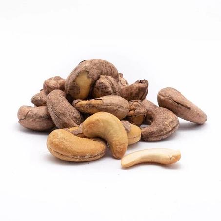 كاجو محمص مع القشرة