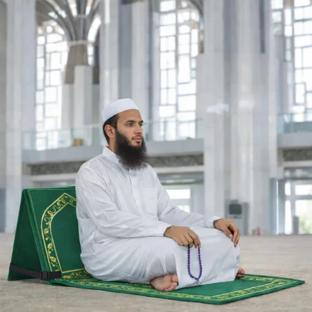 سجادة صلاة بمسند ظهر  عالية الجودة   مع حزام  يسهل عليك حملها خارج المنزل